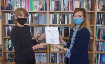 Wręczenie podziękowania bibliotekarzowi - Paulinie Pacynie-Dawid